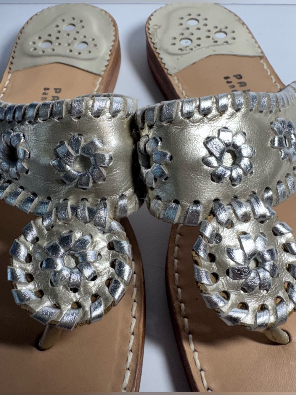 Palm Beach Platinum Gold Leather Thong Sandals Sz 9 Resort Quiet Luxury Coastal - Picture 6 of 16